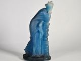 statue d'une femme en robe bleue sur fond blanc