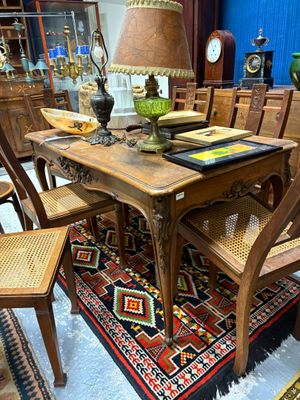une table entourée de plusieurs chaises