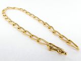 une paire de boucles d'oreilles en chaîne plaquées or sur fond blanc
