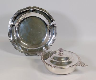plateau en argent avec un couvercle et un bol, posé sur une surface blanche