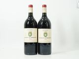 deux bouteilles de vin posées l'une à côté de l'autre sur une table