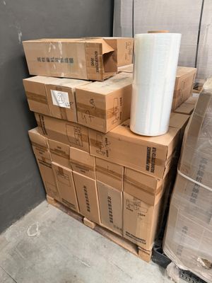 Plusieurs boîtes et un rouleau de papier sont empilés les uns sur les autres