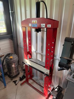une grande machine qui se trouve dans un garage