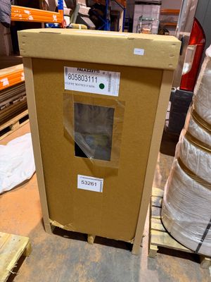 une boîte en carton posée sur une palette dans un entrepôt
