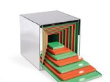 une image représentant une pile de plateaux colorés empilés les uns sur les autres