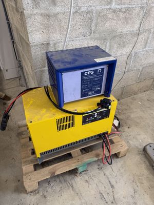 une boîte jaune posée sur une palette, sur laquelle est posée une boîte bleue