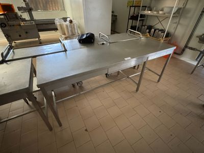 une table sur laquelle se trouve un appareil, dans une cuisine