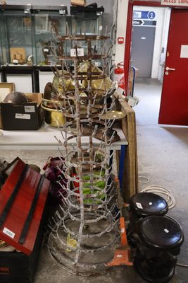 une photo d'une pièce où se trouvent tout un tas d'objets par terre