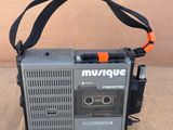un gros plan d'une radio munie d'une dragonne