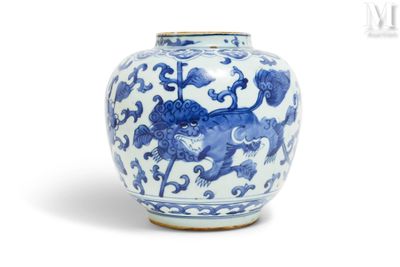 un vase bleu et blanc orné d'un lion