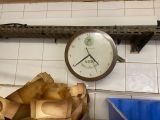 une horloge accrochée au mur au-dessus d'une corbeille de pain