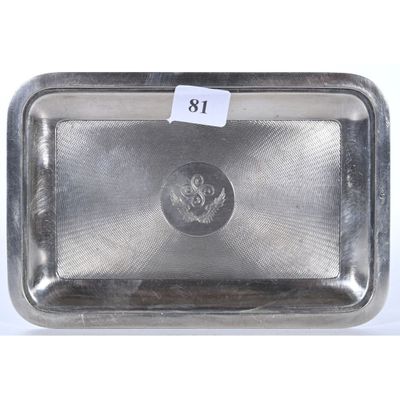 une image représentant un plateau en argent sur lequel figure un sceau