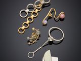 Plusieurs types de bijoux sont disposés sur une surface noire
