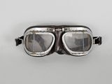 une paire de lunettes de protection posée sur une table
