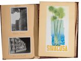 un livre ouvert sur lequel figurent des images d'arbres et de bâtiments