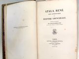 un livre ouvert posé sur une étagère, avec une étiquette de prix dessus