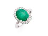 une bague en émeraude et diamant