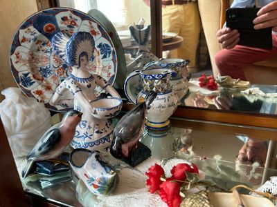 quelqu'un qui prend une photo d'une table sur laquelle sont disposées de nombreuses assiettes et tasses