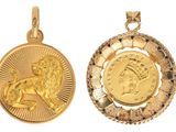 deux médaillons en or représentant un lion et un lion sur fond blanc