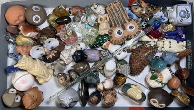 une boîte remplie d'objets assortis posée sur une table