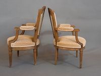 Deux fauteuils formant paire en bois mouluré et sculpté, à d… (photo 2)