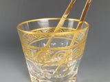 un verre contenant une cuillère, posé sur une table