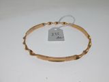 bracelet plaqué or muni d'un fermoir et d'une étiquette de prix