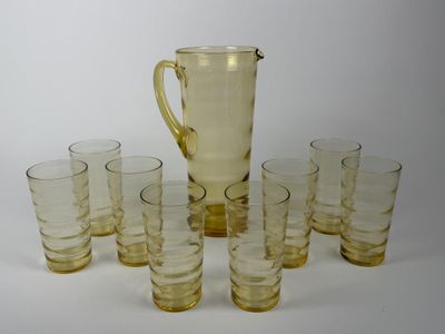 beaucoup de verres et un pichet sur la table