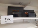 deux ordinateurs portables posés sur une étagère dans un magasin