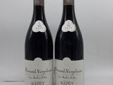 deux bouteilles de vin rouge posées l'une à côté de l'autre sur une table