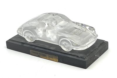 maquette en plastique transparent représentant une voiture, posée sur un socle noir