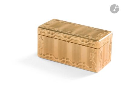 une petite boîte en bois avec un couvercle sur une surface blanche