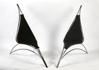 219 Paire de fauteuils de forme libre, la structure en acier… (photo 3)