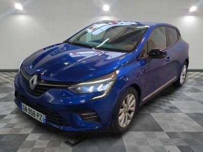 une voiture bleue garée dans un garage au sol en damier