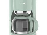 une cafetière verte posée sur une surface blanche
