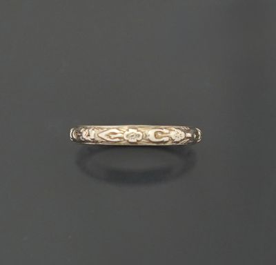 Alliance bombée en or gris 18K 750 millièmes ciselée à décor…