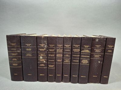 six livres de la Bible sont alignés les uns à côté des autres