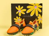 chaussures Prada orange et noires ornées de fleurs jaunes
