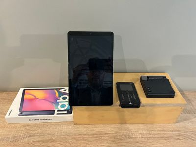 une photo d'une tablette posée sur une table en bois