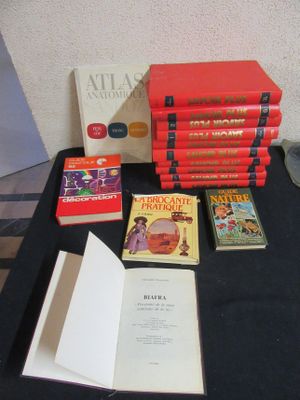 beaucoup de livres posés sur une table recouverte d'une nappe noire