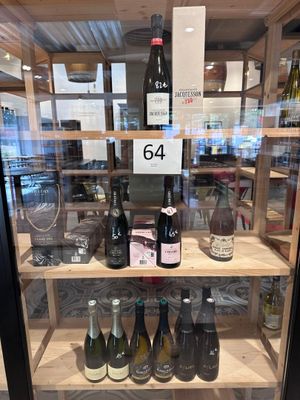 de nombreuses bouteilles de vin exposées dans une vitrine