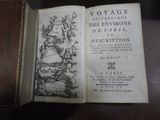 un vieux livre ouvert sur une table