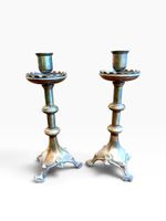 Paire de bourgeois en bronze, à décor néo-gothique.