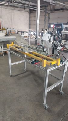 une image d'une machine qui travaille sur un morceau de bois