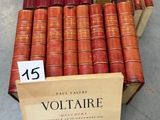 plusieurs livres empilés dans une boîte