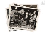 plusieurs vieilles photos en noir et blanc représentant un groupe d'hommes