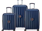trois bagages à roulettes et poignées sur fond blanc