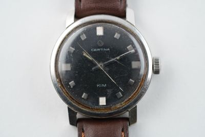 gros plan d'une montre-bracelet sur une surface blanche