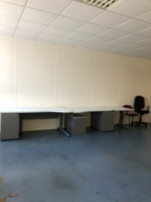 une pièce avec un bureau et une chaise