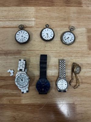 un grand nombre de montres posées sur une table